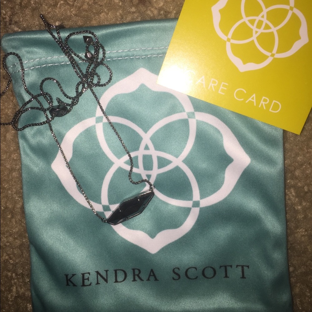 Kendra Scott necklace